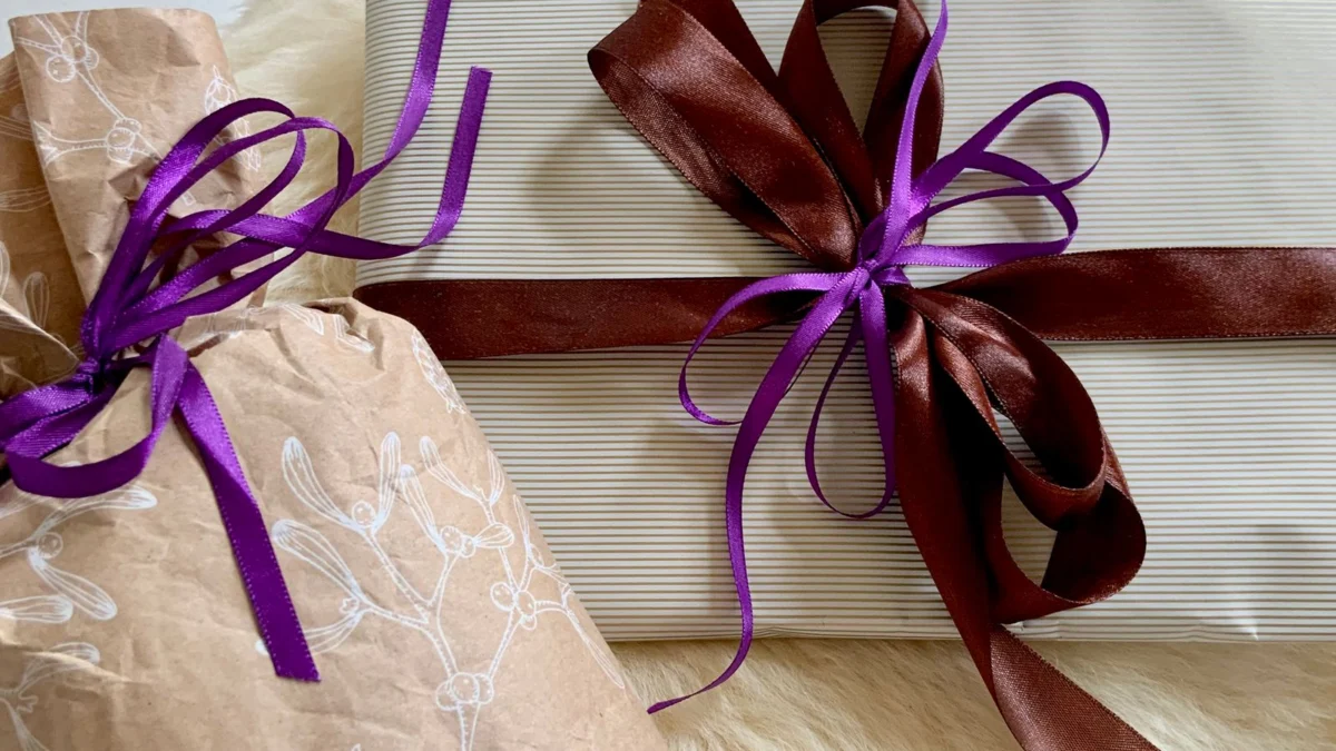 Hai gói quà với giấy gói và ruy băng khác nhau trên nền sáng