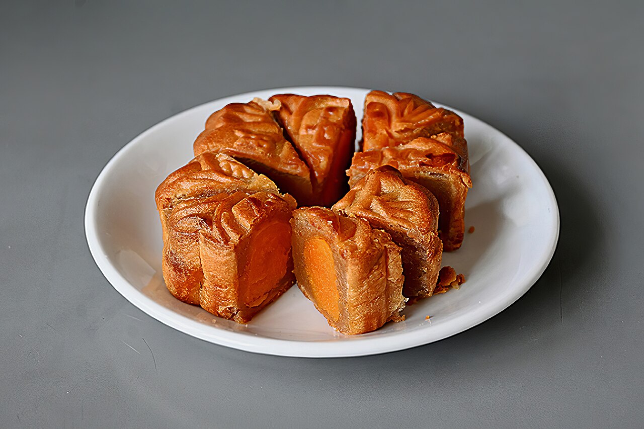 Bánh Trung thu đặt trên khay, ảnh minh họa cho việc chuẩn bị làm bánh tại nhà