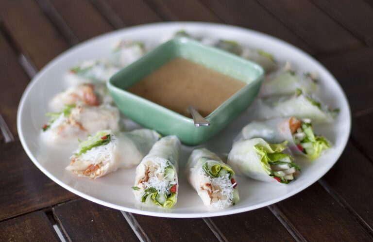 Đĩa cuốn bánh tráng với rau và bát nước chấm