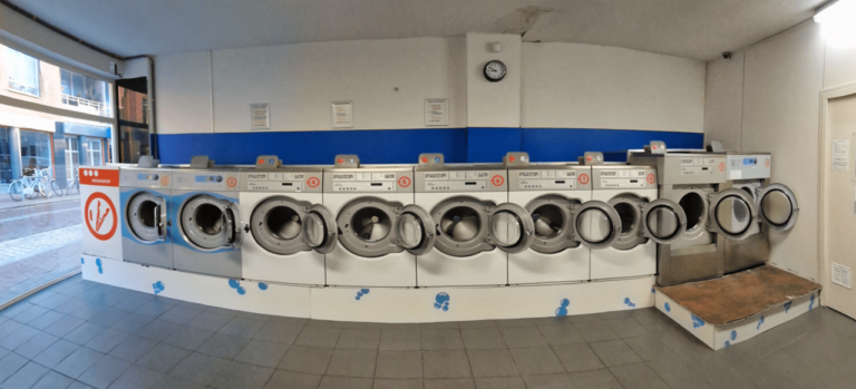 Dãy máy giặt trong tiệm giặt tự phục vụ