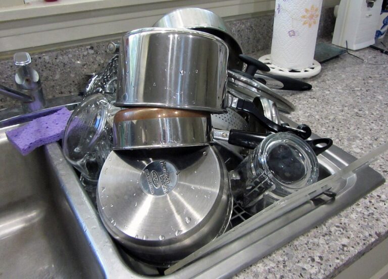 Nồi, chảo và nắp đã rửa trong một góc bếp gia đình