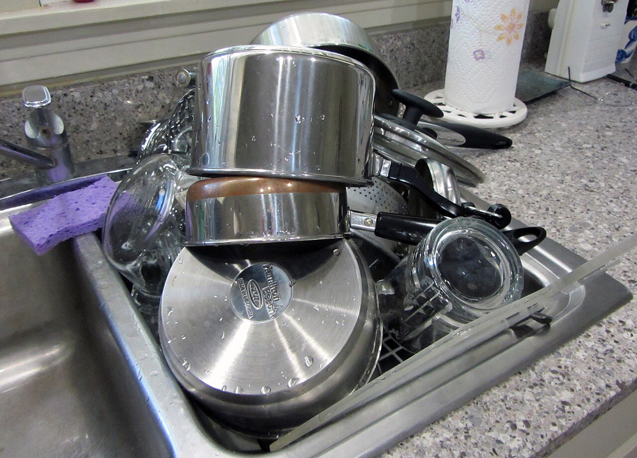 Nồi, chảo và nắp đã rửa trong một góc bếp gia đình