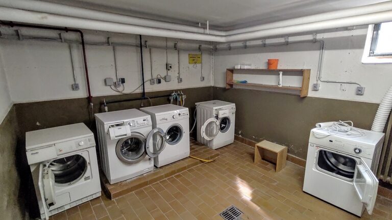 Máy giặt và máy sấy trong phòng giặt chung