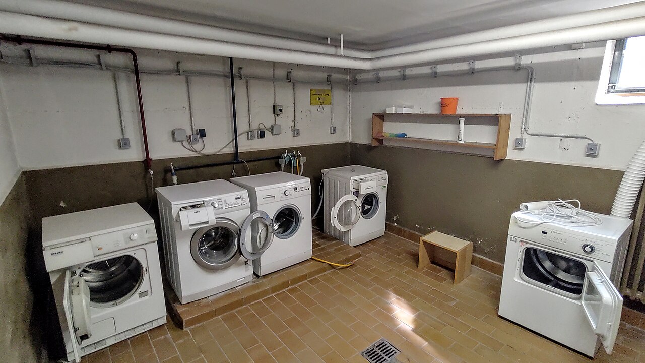 Máy giặt và máy sấy trong phòng giặt chung