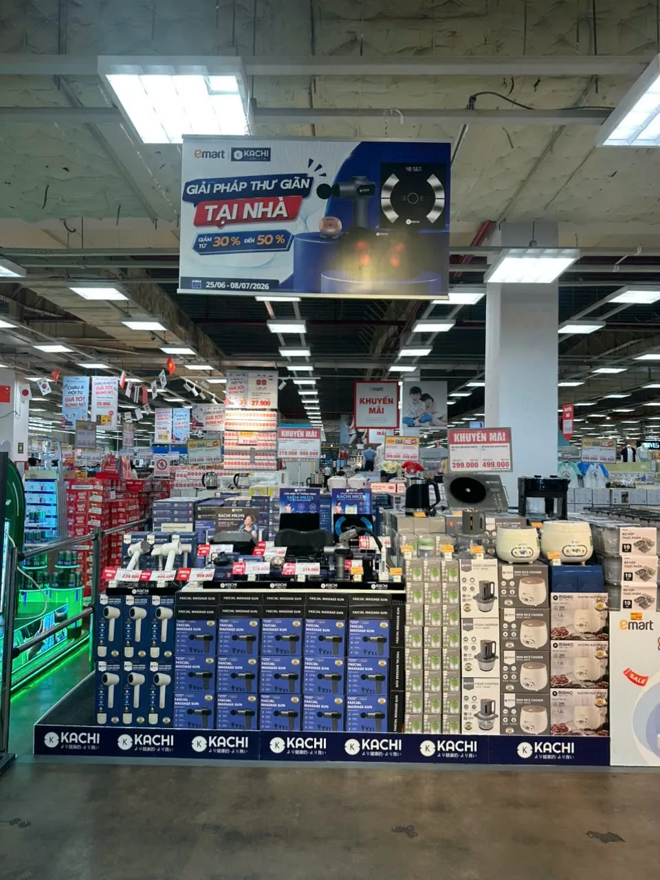 Quầy trưng bày Kachi tại Emart với nhận diện Kachi rõ trên kệ và bảng trưng bày