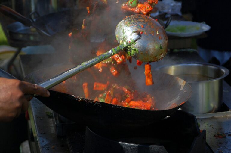 Món xào đang được đảo trong chảo wok
