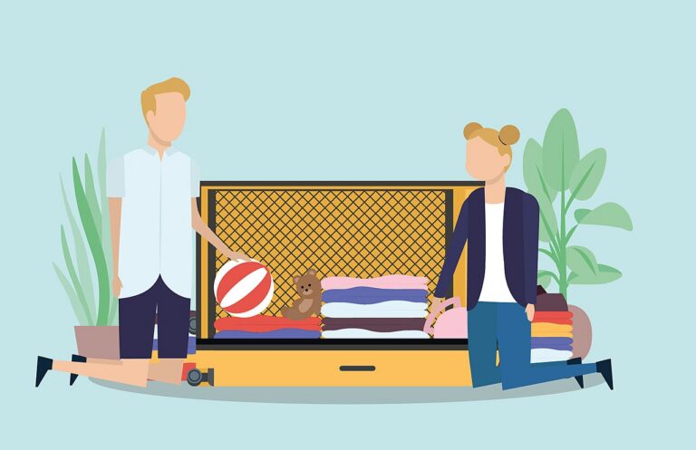 Vali mở đang được xếp quần áo gọn gàng, ảnh minh họa cho việc chọn vali theo lượng đồ